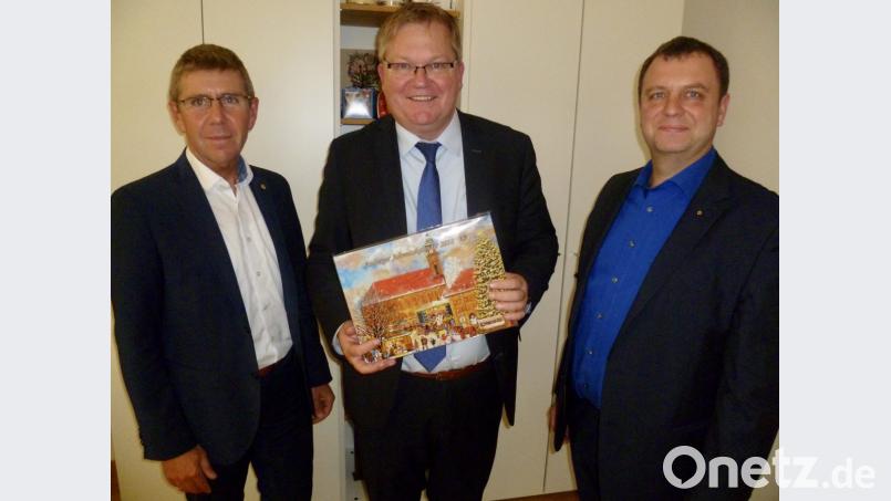 Das erste Exemplar des diesjährigen Lions-Adventskalenders überreichten Club-Präsident Robert Jung (links) und Vizepräsident Andreas Hermann (rechts) an Oberbürgermeister Michael Cerny. Der Straßenverkauf auf der Krambrücke beginnt am kommenden Samstag. Bild: usc