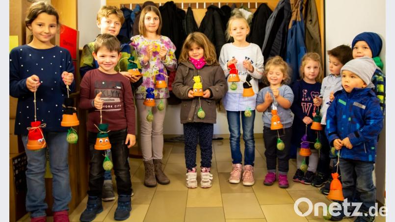 Stolz zeigen die Kinder ihre selbst verzierten Futterglocken. Bild: exb