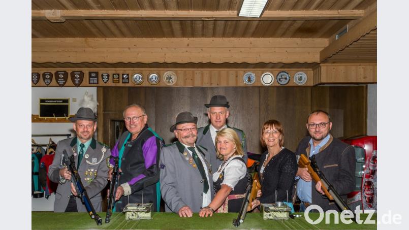 Johannes Zeug, Ewald Zetzl, Rudolf Grundler senior und Josef Spitzner (von links) folgten ebenso, wie Markus Bauriedl und Margit Kirzinger (von rechts) mit Freuden der Einladung von Hildegard Werner zur Eröffnung der Marktmeisterschaft. Bild: fjo