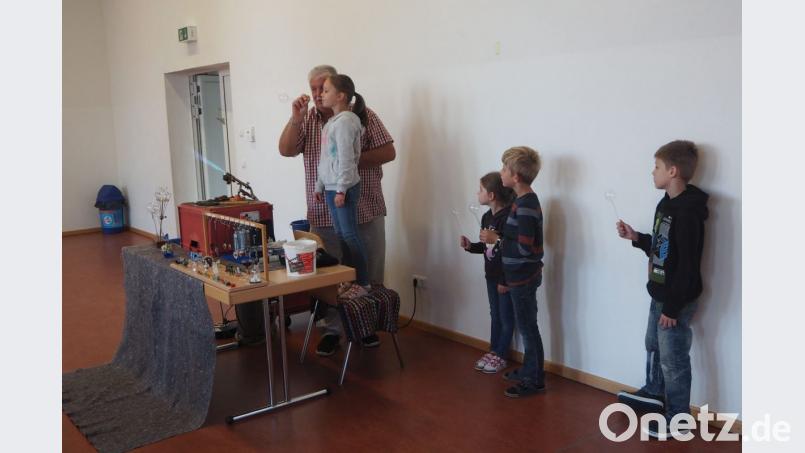 Eine kleine Kugel mit dem Glasbläser Wolfgang Sinne formen durften Franziska von der 1., Thomas von der 2., Adrian von der 3. und Annalena von der 4. Klasse. Bild: gz