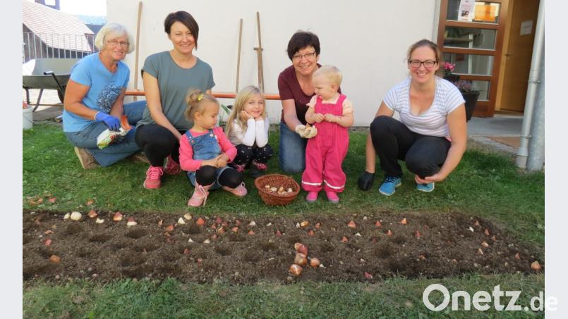 Fleißig arbeiten die Kinder. Bild: tja