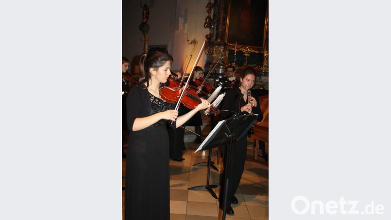 Nicoletta Ferrari (Violine) und Stella Heutling (Oboe) beeindruckten als Solistinnen beim Doppelkonzert im ersten Programmteil. Bild: lg