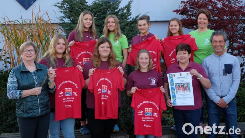 Das Mädchen-Schwimmteam III der Mittelschule Mitterteich mit Rektorin Gisela Kastner (links), Schulamtsdirektor Rudolf Kunz und Trainerin Brigitte Pfennig (von rechts) sowie Lehrerin Tanja Zeus (hinten rechts). Bild: exb