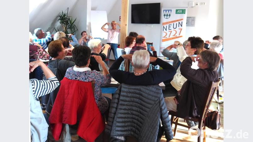 Petra Pößl (stehend) macht mit den interessierten Teilnehmern Augentraining. Bild: fvo