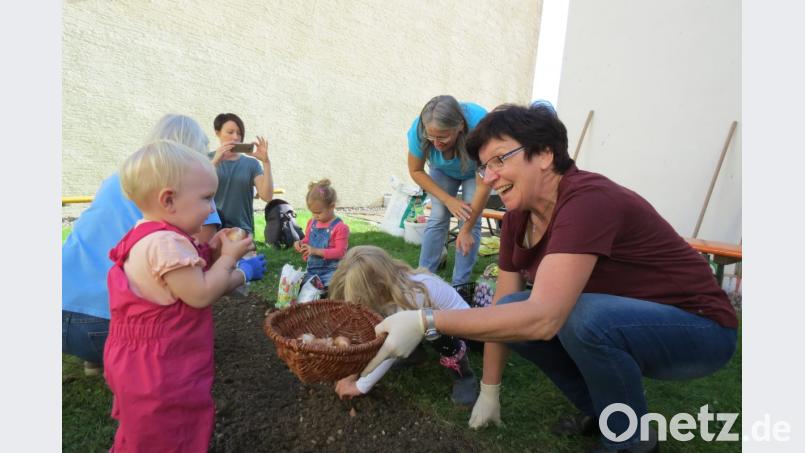 Fleißig arbeiten die Kinder. Bild: tja