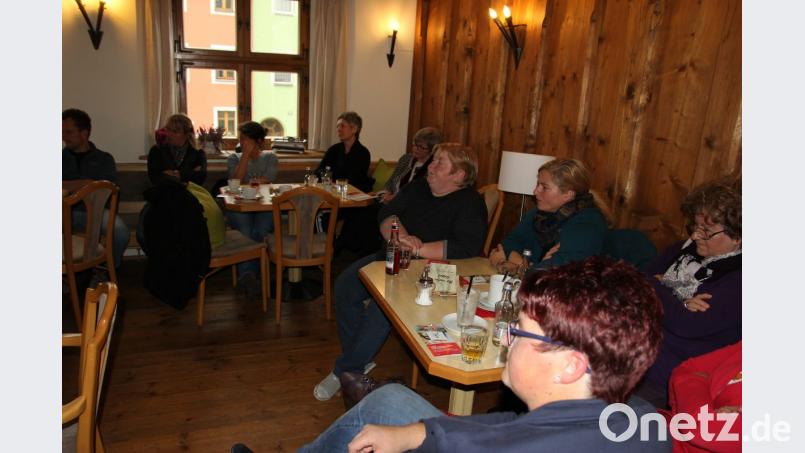 Viele Zuhörerinnen folgten der Einladung in das Cafe Adl Bild: ral