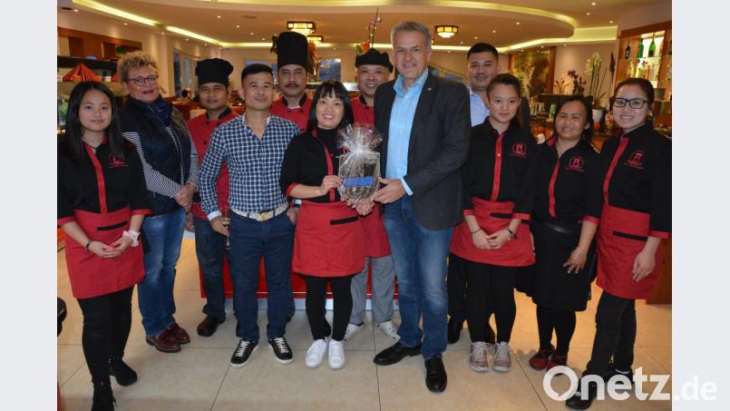 Mit einem Stadtwappen gratulierte Bürgermeister Roland Grillmeier (Fünfter von rechts) Inhaberin Kutzer Trinh (links neben ihm) zur Neueröffnung von Loan&#039;s Asia Restaurant im Gewerbegebiet Birkigt. Mit im Bild Edith Weiß (Zweite von links) von der Kulmbacher Brauerei sowie die Mitarbeiter des Restaurants. Bild: jr