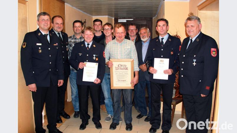 Die Ehrung verdienter Mitglieder der Feuerwehr Niedermurach war für alle ein Grund zur Freude. Von links: Kreisbrandmeister Christian Weinfurtner, Kommandant Gerhard Fleck, Stephan Böhm, Sandro Kramer, David Niederalt, Martin Prey jun., Ehrenmitglied Konrad Fröhler, Bürgermeister Martin Prey, Altbürgermeister Rainer Eiser, Markus Lingl und Vorsitzender Reinhard Höhbauer. Bild: boj