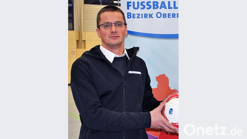 Der Weidener Bezirksspielleiter Christian Wolfram rührt kräftig die Werbetrommel, damit Futsal künftig in den Kreisen auch im Ligenbetrieb gespielt werden kann. Bild:  BFV