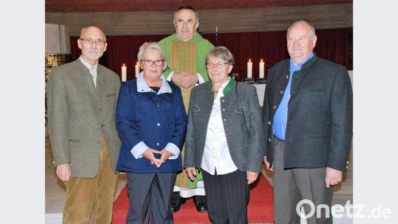 Bei einem Gottesdienst für 50 Jahre Ehe gedankt (von links): Dieter und Pia Ringelhan sowie Hildegard und Konrad Rubenbauer mit Pfarrer Eduard Kroher (hinten). Bild: sche