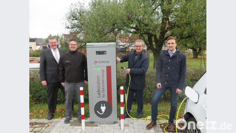 Michael Lingg, Roland Sächerl, Bürgermeister Werner Nickl und Christian Vogler (von links) nehmen die ersten Ladestation für Elektroautos in Kemnath in Betrieb. Weitere E-Ladestationen sind geplant, verrät Nickl. Bild: jzk