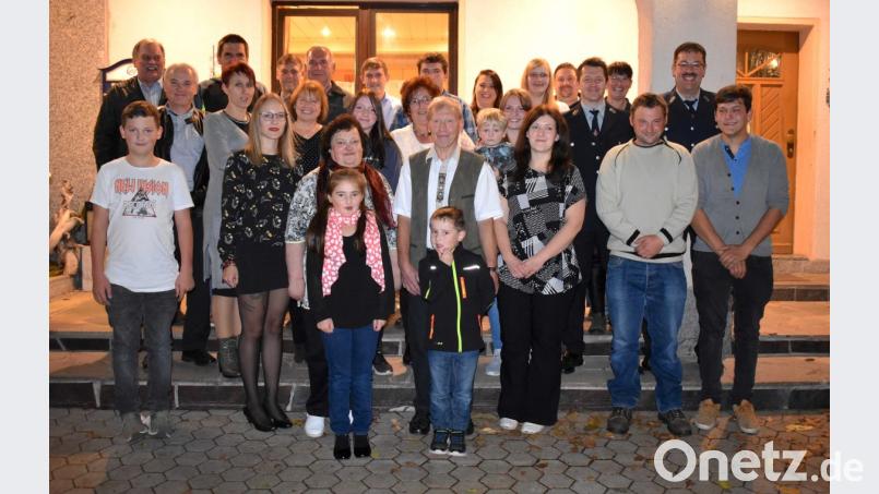 Familie, Freunde und Vereinsvertreter gratulieren Richard Prechtl (Mitte mit Frau Anni) zum 70. Geburtstag. Bild: exb