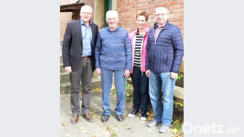 Kaspar Schwindl (Zweiter von links) freut sich an seinem 85. Geburtstag unter anderem über die Glückwünsche von Bürgermeister Jürgen Kürzinger (links) sowie seines Neffen Hermann Meier und dessen Ehefrau Anita (von rechts). Auch Vertreter der Pfarrei und der Feuerwehr Heinersreuth gratulieren dem gebürtigen Lenkenreuther. Bild: lep