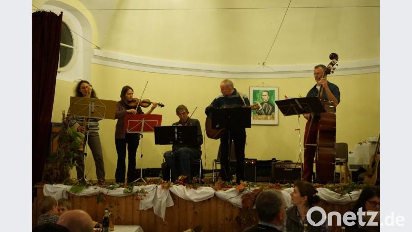 Die KEMs (Hans Liedtke, Roland Amm, Siegfried Zaus) mit Gastmusikern Simone Stöger und Katrin Zink (von rechts) spielten beim Weinabend. Bild: kaz