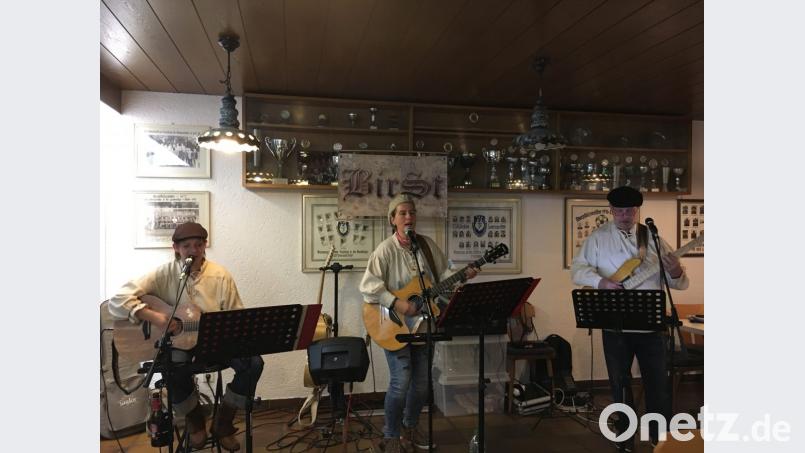 Steffi Hoyer, Birgit Merbald und Udo Baldewein spielen irische Songs im Sportheim in Pressath. Bild: exb
