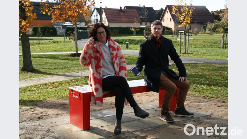 Bürgermeisterin Friederike Sonnemann und Christoph Haberkorn von der Stadtverwaltung sind überzeugt, dass die &quot;Smart Bench&quot; gut angenommen wird. Bild: fpoz