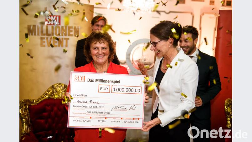 Bettina Rothärmel (rechts), Vorständin Marketing &amp; Vertrieb der Gemeinsame Klassenlotterie der Länder (GKL), überreicht Monika Plank den Scheck über eine Million Euro. Bild: GKL/Willi Weber