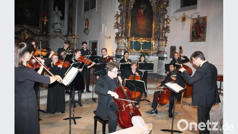Der Solocellist Hendrik Blumenroth (Bildmitte) bei Haydns Cellokonzert Nr. 2 in D-Dur und Dirigent Michael Konstantin. Bild: lg
