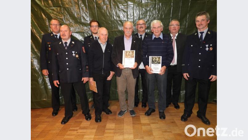 Langjährige Mitglieder der Feuerwehr Kemnath werden geehrt (von links): Kreisbrandinspektor Martin Schmidt, . Kommandant Thomas Hackenberg, Vorsitzender Jonas Graf, Karl Walter, Georg Kumeth, Manfred Birner, Bruno Escherl, Bürgermeister Josef Reindl und Zweiter Vorsitzender Reinhold Ott. Bild: seb