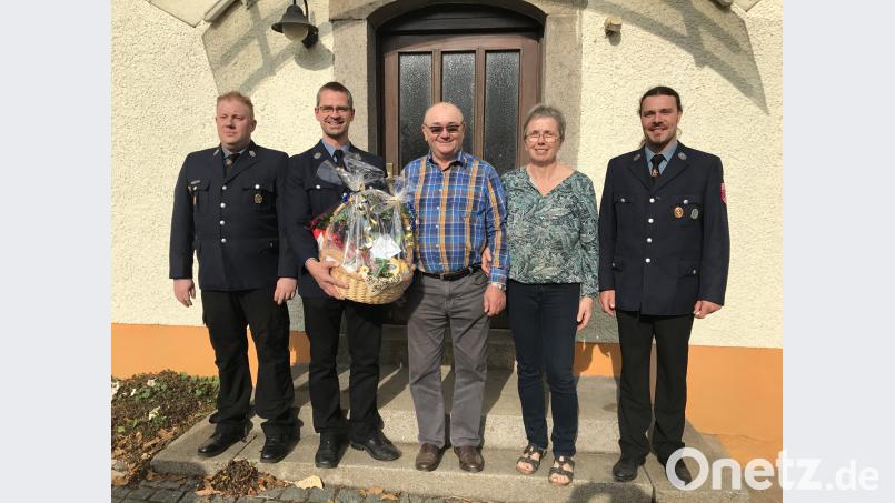 Eine Abordnung der Feuerwehr Ellenfeld gratulierte Siegfried Flogaus zum 75. Geburtstag. Im Bild (von links): Kassier Mathias Fehr, Vorstand Markus Gmeiner, Siegfried Flogaus und Ehefrau Dorothea sowie 2. Kommandant Wolfgang Lindner. Bild: exb
