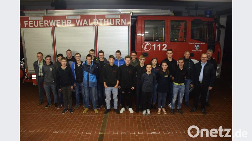 Stolz auf die Leistung der jungen Feuerwehrler sind nicht nur die Kommandanten. Auch Prüfer Kreisbrandmeister Matthias Schmidt (Zweiter von rechts) hat viele lobende Worte. Bild: fla