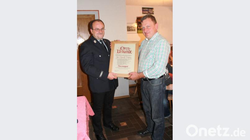 Mit der Ernennung von Konrad Fröhler (rechts) zum Ehrenmitglied brachte der Feuerwehrverein seine Wertschätzung für dessen Jahrzehnte langen ehrenamtlichen Einsatz zum Ausdruck. Bild: boj