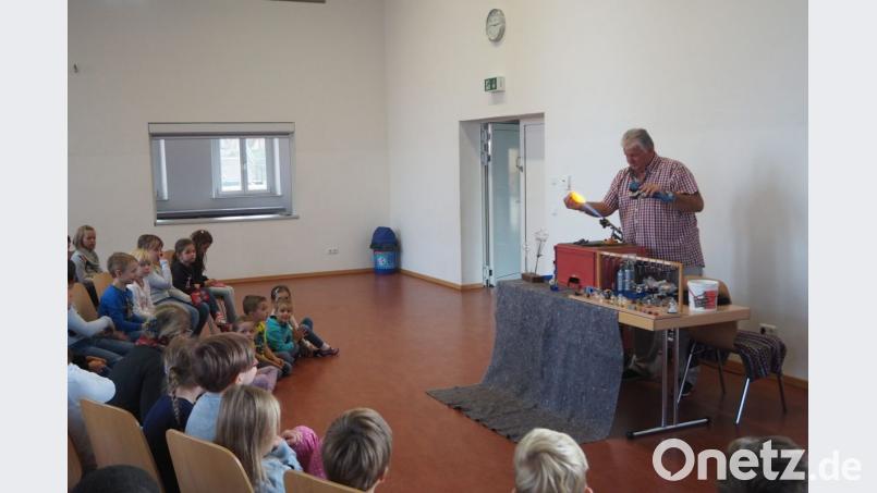 Wolfgang Sinne aus Coburg zeigte den Kindern die Kunst des Glasblasens. Bild: gz