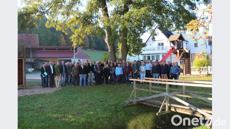 Die Begehung anlässlich der Dorfsanierung in Löschwitz stößt auf großes Interesse. . Auch Gäste aus Kaibitz sind anwesend. Bild: rpp