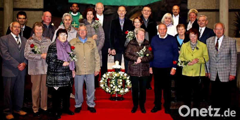 Sie feiern das 60-jährige Jubiläum (vorne, von links): Anneliese und Georg Wild, Irmgard und Andreas Scheidler, Anna und Günther Hagn, Maria und Robert Baldauf. Bild: zer