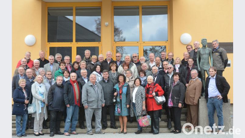 Nach 50 Jahren wieder ein Gruppenfoto am Haupteingang der Realschule, dann ging es zum geselligen Beisammensein ins "Weiße Rößl". Bild: Gabi Schönberger