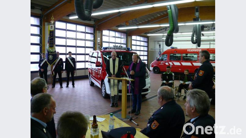 Segnung des neuen Mannschaftstransportwagens der Freiwilligen Feuerwehr Waldsassen mit Diakon Fritz Lieb und Pfarrvikar Markus Hochheimer. Bild: kgg