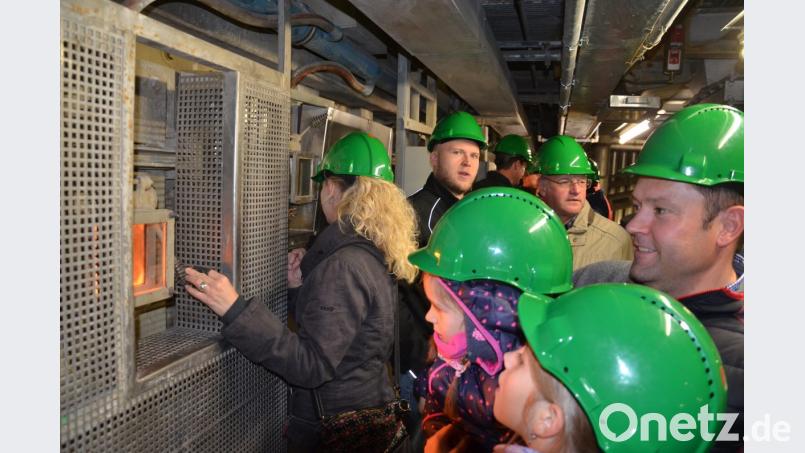 Der Blick in die lodernden Flammen in den Müllöfen gehört für die Gäste immer zu den Höhepunkten der Kraftwerkstour. Bild: exb
