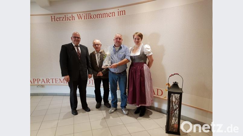 Seit 25 Jahren kommt Bernd Pfeffer (Zweiter von rechts) aus Haßloch nach Neualbenreuth. Für seine Treue dankten ihm Bürgermeister Klaus Meyer, Geschäftsführer Ernst Schöppl sowie Juliane Holub vom Adamhof (von links). Bild: enz