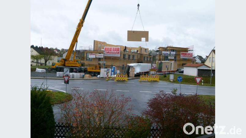Stück für Stück wachsen die beiden Mehrfamilienhäuser am Beginn der Steinäcker-Siedlung in die Höhe. Ein Kran bringt die Fertigteile an Ort und Stelle. Dafür ist die Zufahrt zum Wohngebiet halbseitig, zeitweise sogar komplett gesperrt. Bild: rn