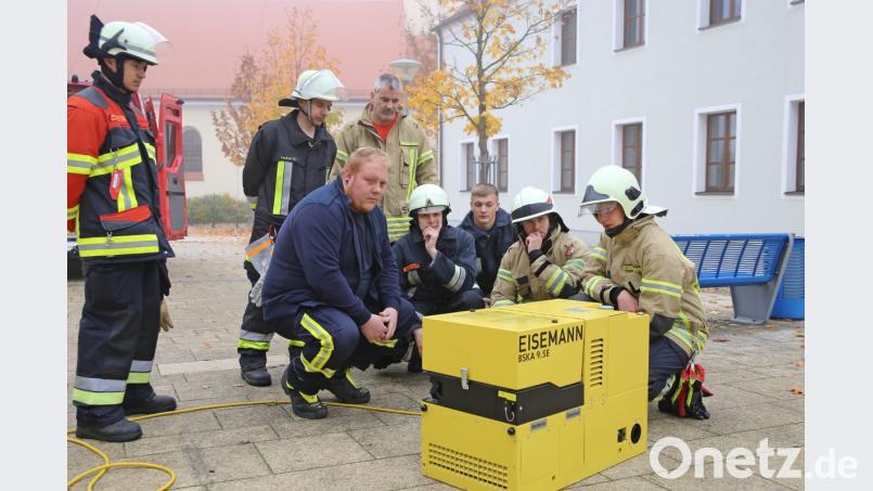 Fabian Schwemmer (in der Hocke blaue Jacke) erklärt den Stromerzeuger. Bild: egl
