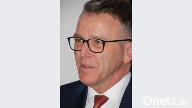 Bürgermeister Franz Stahl: "Das ist eine klare Themaverfehlung. Dieser Bauwilige ist abgesprungen. Wir heben den Bebauungsplan auf, dass dort auch Einfamilienhäuser gebaut werden können." Bild: kro