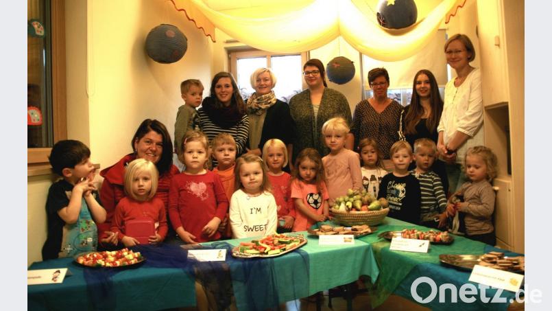 Gesund frühstücken: Barbara Michalski (Dritte von rechts) erklärt, welche Alternativen es gibt, damit der Morgen gut beginnen kann. Bild: wro