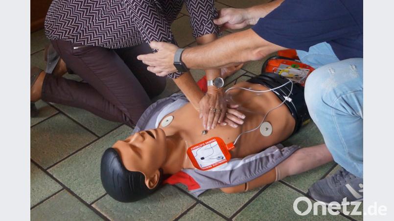 Christian Meister vom Roten Kreuz übte mit den Viehbergern die
Herzdruckmassage. Bild: oe