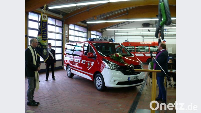 Segnung des neuen Mannschaftstransportwagens der Freiwilligen Feuerwehr Waldsassen mit Diakon Fritz Lieb und Pfarrvikar Markus Hochheimer. Bild: kgg