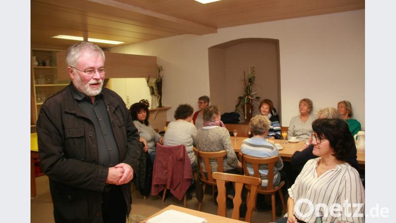 Edmund Prechtls Empfehlungen stoßen beim Frühstück der Frauen auf offene Ohren. Bild: wro