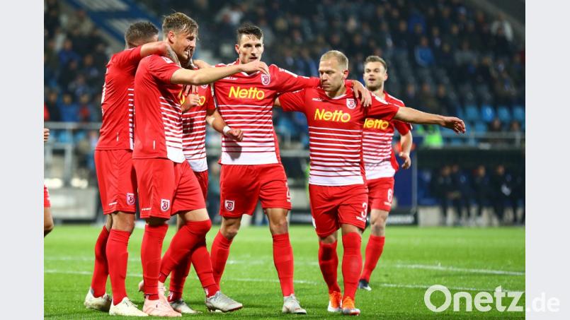 Jubel nach dem 1:0 für den SSV Jahn Regensburg durch Sargis Adamyan (dritter von links) . Bild: Jahn Regensburg