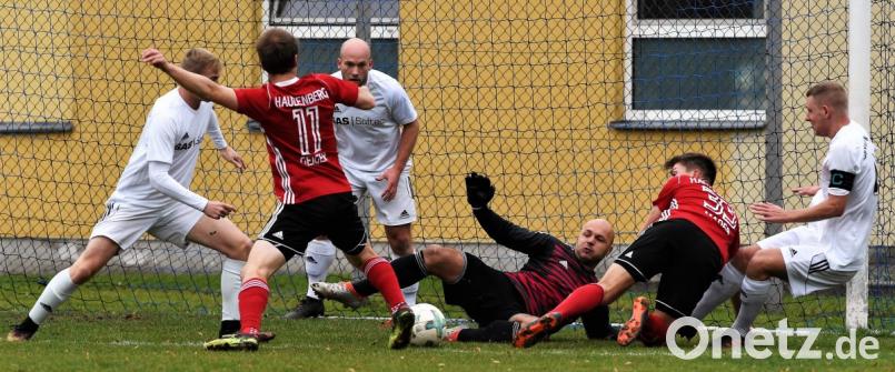 Da brannte es lichterloh im Weidener Strafraum: Doch am Ende verteidigten Dennis Paulus, Thomas Wildenauer, Torwart Matthias Götz und Florian Rupprecht (von links, weiße Trikots) gegen Hauzenbergs Spielertrainer Alexander Geiger (Nummer elf, rotes Trikot) und Manuel Mader mit Glück und Geschick das Tor der SpVgg SV. Bild: btg