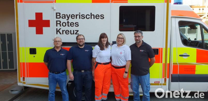 Mit den beiden frischgebackenen Notfallsanitäterinnen Christina Raab (Mitte) und Christina Weiß (Zweite von rechts) freuen sich die Praxisanleiter Armin Troglauer, Stephan Hirsch (von links) und Joachim Lösch. Bild: exb