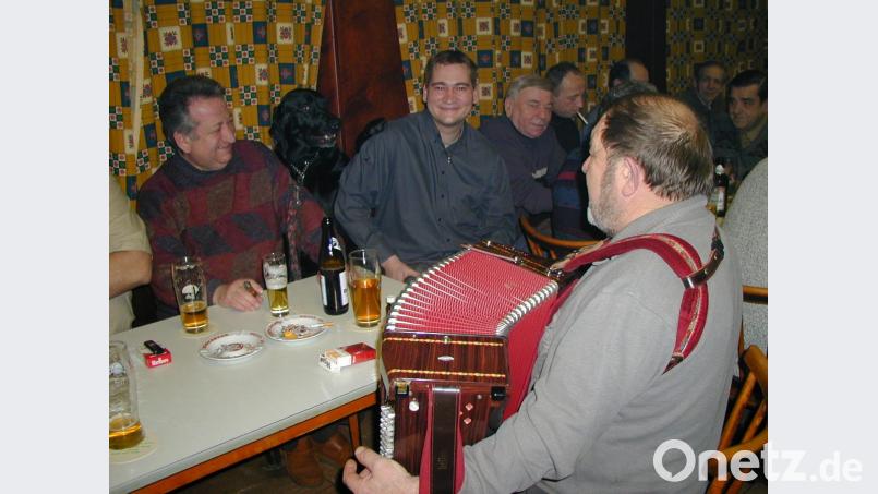 Selbst ein Herz für Hunde hatten die Wirtsleute vom &quot;Scherm&quot;. Alljährlich wurde der Geburtstag von Franz Gleixners Labrador &quot;Jeudi&quot; gefeiert. Der &quot;Fuchsn-Paul&quot; zog dabei die Quetschn auf. Bild: prh