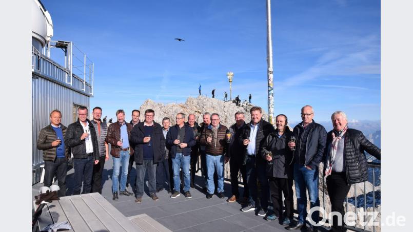 Die Landkreisbürgermeister, darunter auch der stellvertretende Landrat Hans Kummert, waren auch auf der Zugspitze zu Gast. Bild: bö