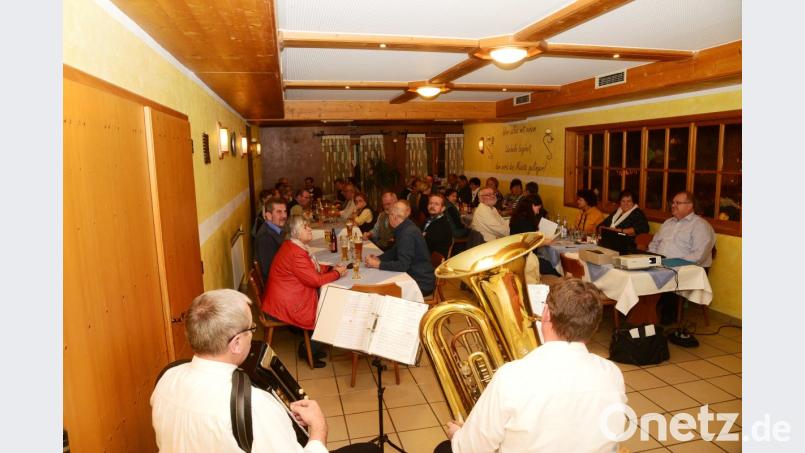 Alfons Steiner (links) und Wolfgang Fischer umrahmen mit echter Volksmusik die Sitzweil. Viele interessante Geschichten gibt es für die Besucher, die in dieser Form vorher noch nicht zu hören waren. Bild: bey
