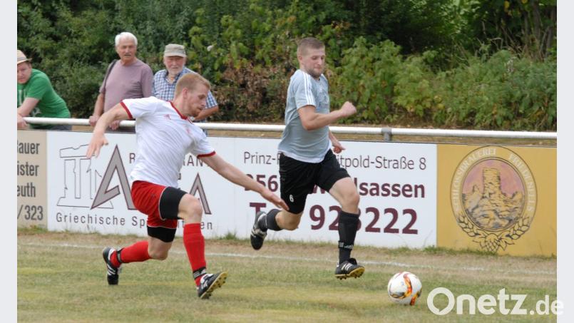An Allerheiligen steigt in Wiesau das Stiftlandderby zwischen der SpVgg und den Sportfreunden Kondrau. Das Hinspiel entschieden die Kondrauer (rechts Tobias Weig) klar mit 5:0 für sich. Links der Wiesauer Daniel Kißwetter. Bild: Rudi Gebert