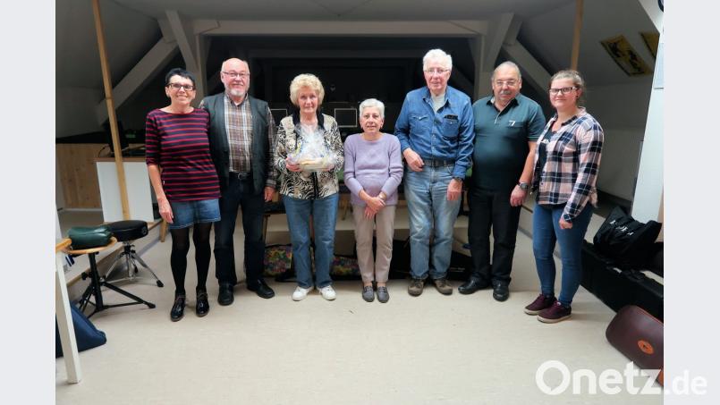 Respektable Ergebnisse und echte Kameradschaft kennzeichnen den Auftakt der Steinwaldrunde 2018/19 der Seniorenschützen. Sieglinde Bumke (Dritte von links) sichert sich mit einem 10,6-Teiler den Gesamtsieg vor Barbara Zimmerer (Mitte), Peter Bumke (Dritter von rechts) und Norbert Zimmerer (Zweiter von rechts). Zweite Rundenwettkampfleiterin Elena Schlicht (rechts) und Schützenmeisterin Edeltraud Kaßeckert (links) gratulieren. Bild: bsc