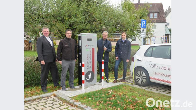 Michael Lingg, Roland Sächerl, Bürgermeister Werner Nickl und Christian Vogler (von links) nehmen die ersten Ladestation für Elektroautos in Kemnath in Betrieb. Weitere E-Ladestationen sind geplant, verrät Nickl. Bild: jzk