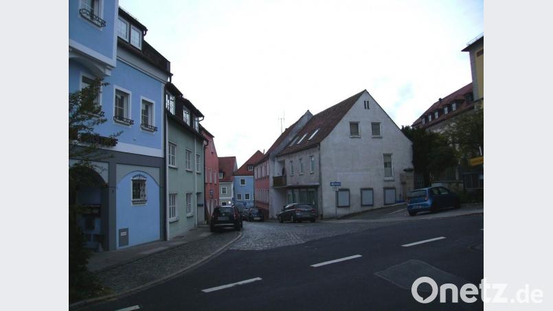 Das helle Haus Reinwaldstraße 2 (rechte Häuserreihe Vordergrund) bleibt stehen, die beiden unterhalb stehenden Häuser werden weichen: Konturen nimmt die Planung für den neuen Marktplatz an. Bild: bjp Bild: bjp
